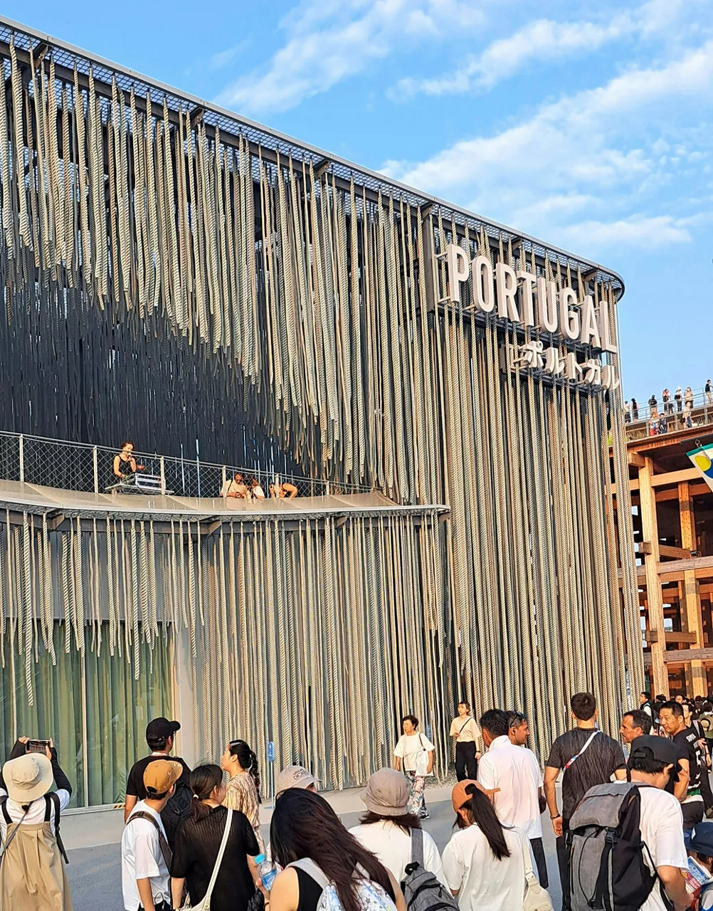 At the Portuguese Pavilion, Ukrainian artist Maryana Klochko gave a live music performance. It was an occasion for the general public visiting the World Expo and the Portuguese Pavilion to engage with Ukrainian culture.