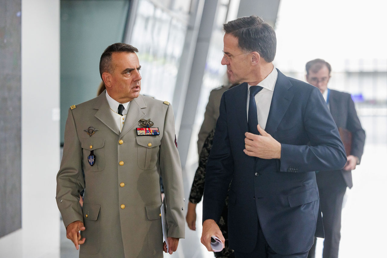 NATO Secretary General meets with the Commander of NATO Mission Iraq