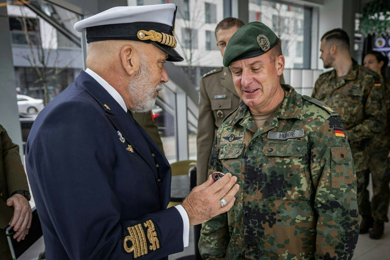 The Chair of the NATO Military Committee presents a coin to the Commander of the German 45th Armoured Brigade ‘Litauen’ in Vilnius, Lithuania