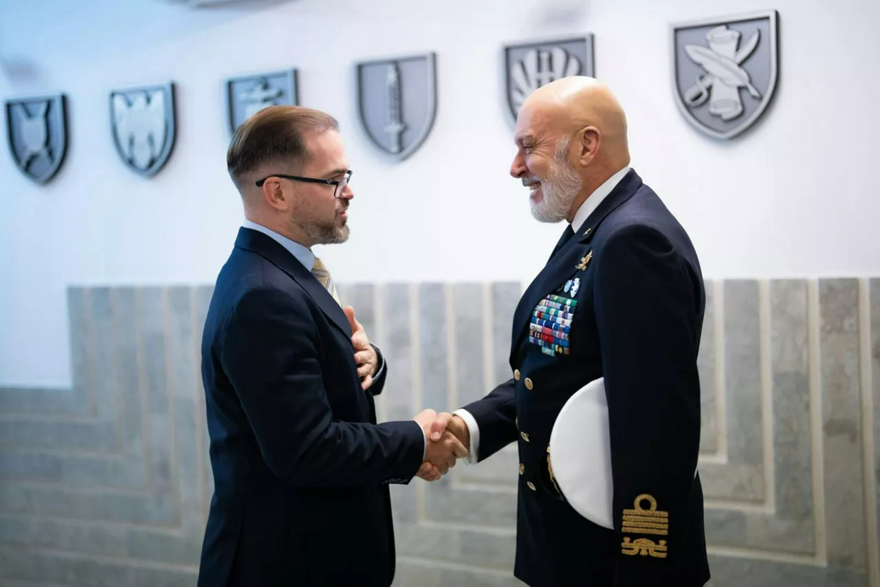 The Chair of the NATO Military Committee meets with the Minister of Defence of the Republic of Lithuania, Mr Robertas Kaunas