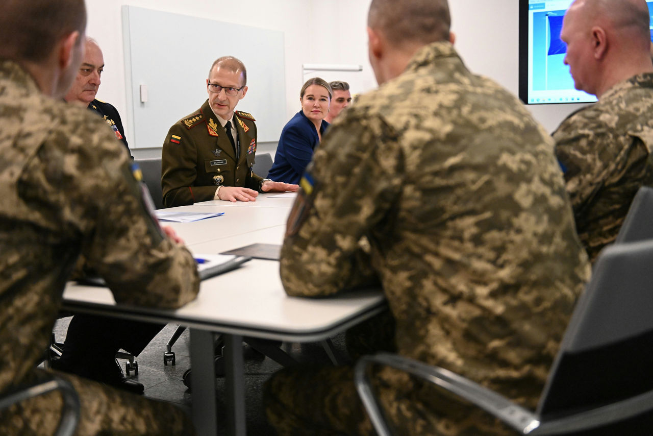 The Director General of the International Military Staff discusses NATO-Ukraine cooperation with visiting Ukraine military personnel