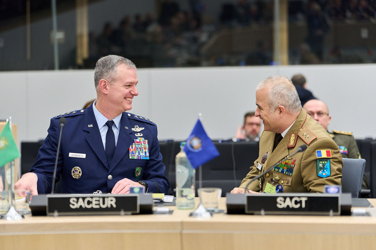 Left to Right - The Supreme Allied Commander Europe (SACEUR),
General Alexus G. Grynkewich, and the SACT Representative in Europe, Major General Constantin-Adrian Ciolponea
