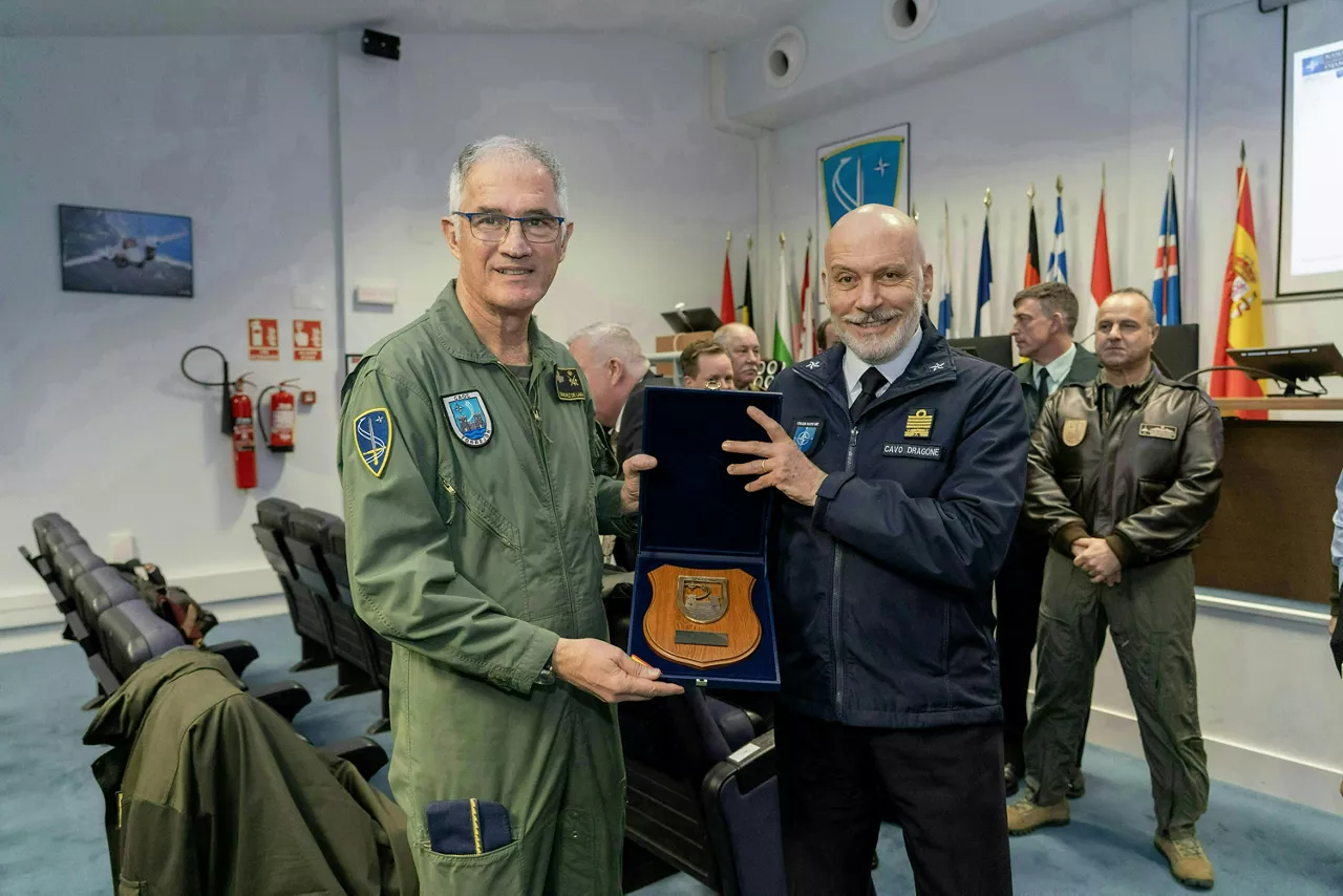 Left to Right – The Commander of NATO's Combined Air Operation Center (CAOC-TJ) at Torrejón Air Base, Lieutenant General Juan Pablo Sánchez de Lara with the Chair of the NATO Military Committee, Admiral Giuseppe Cavo Dragone