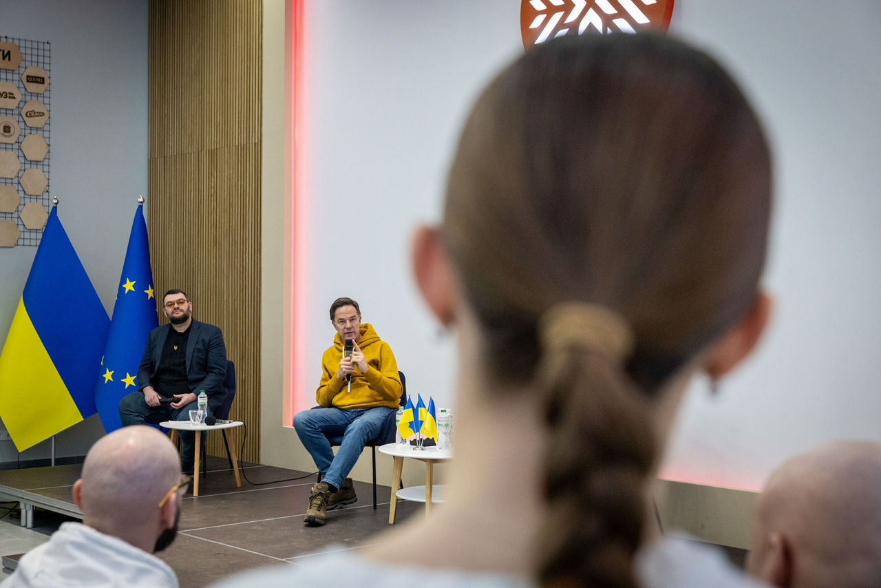 NATO Secretary General meets with young people in Ukraine