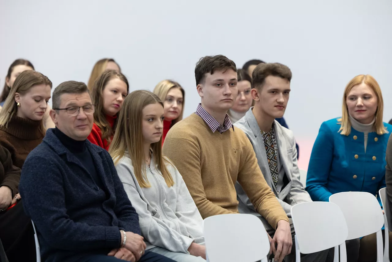 NATO Secretary General meets with young people in Ukraine