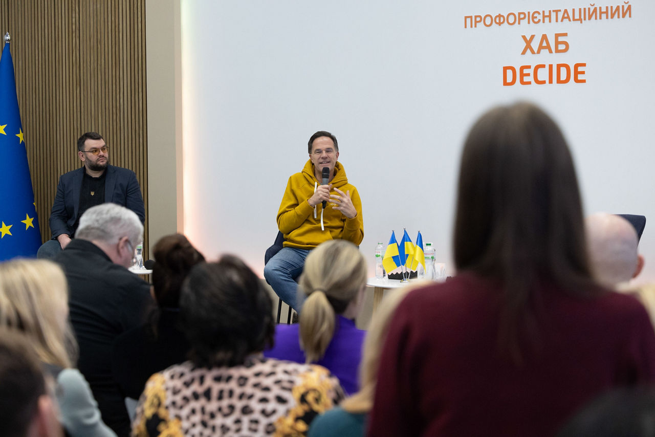 NATO Secretary General meets with young people in Ukraine