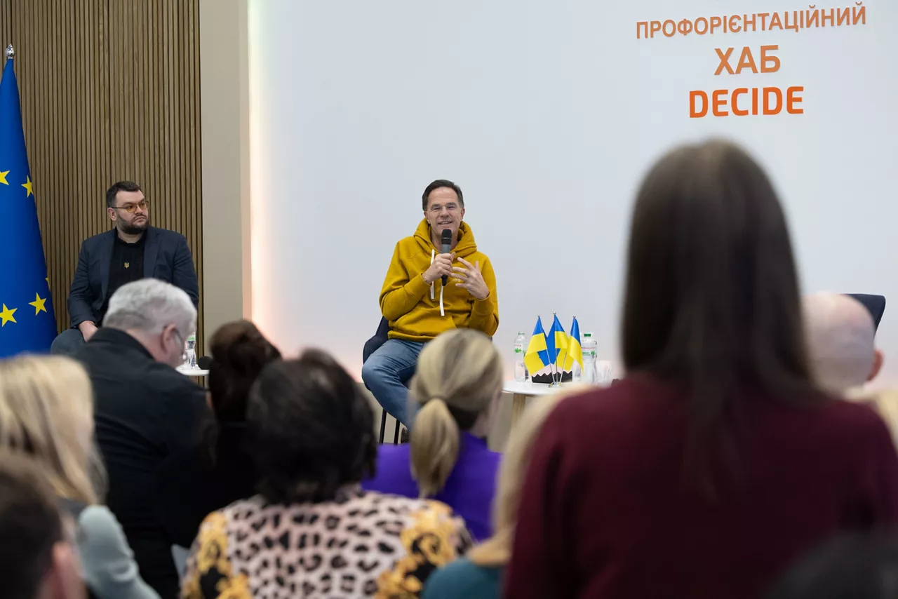 NATO Secretary General meets with young people in Ukraine