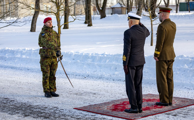 The Chair of the NATO Military Committee, Admiral Giuseppe Cavo Dragone and the Chief of Defence of Estonia, Lieutenant General Andrus Merilo during the Welcome Ceremony at EDF HQ, Tallinn.