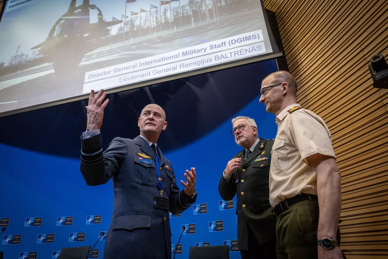 Left to Right – Lieutenant General Max A.L.T. Nielsen, NDC Commandant, Colonel Eric de Landmeter (NDC, moderator) and Director General of the International Military Staff (DGIMS), Lieutenant General Remigijus Baltrėnas