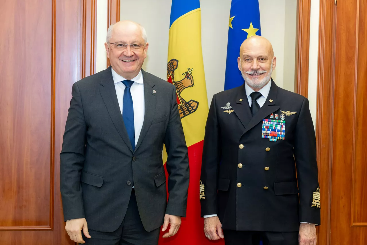 Chair of the NATO Military Committee Admiral Giuseppe Cavo Dragone with the Prime Minister of the Republic of Moldova, Alexandru Munteanu 
