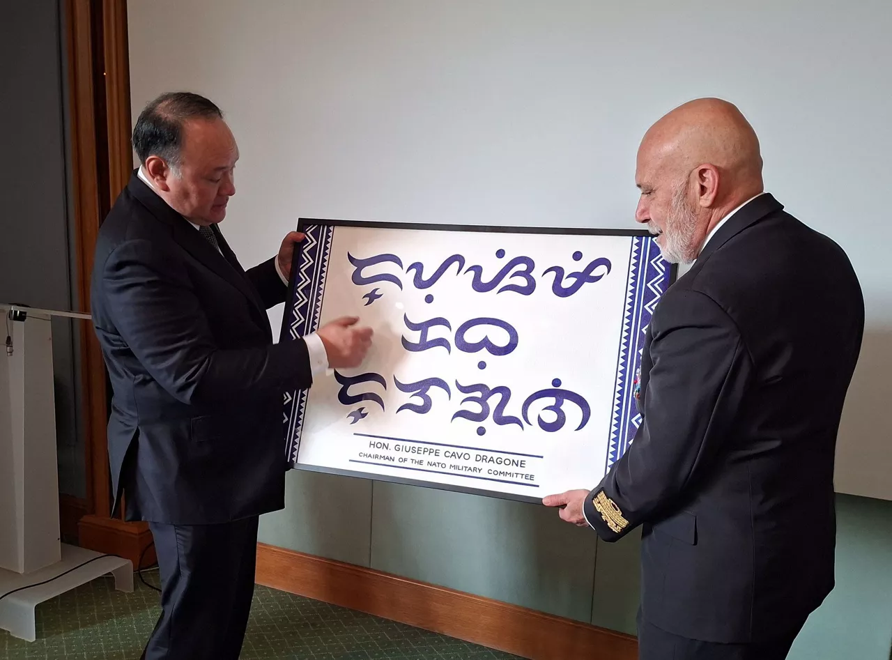 Left to Right – The Secretary of National Defense of the Philippines, Gilbert Teodoro, with the Chair of the NATO Military Committee, Admiral Giuseppe Cavo Dragone