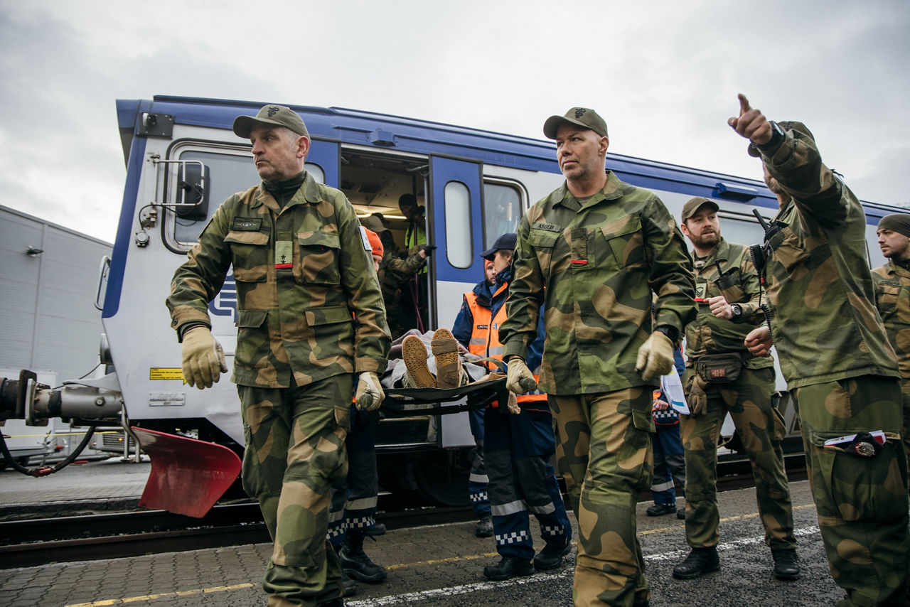 Cold Response 2026: Patients are evacuated on a train to Narvik for further treatment and onward transport during the Arctic Health Preparedness Exercise.