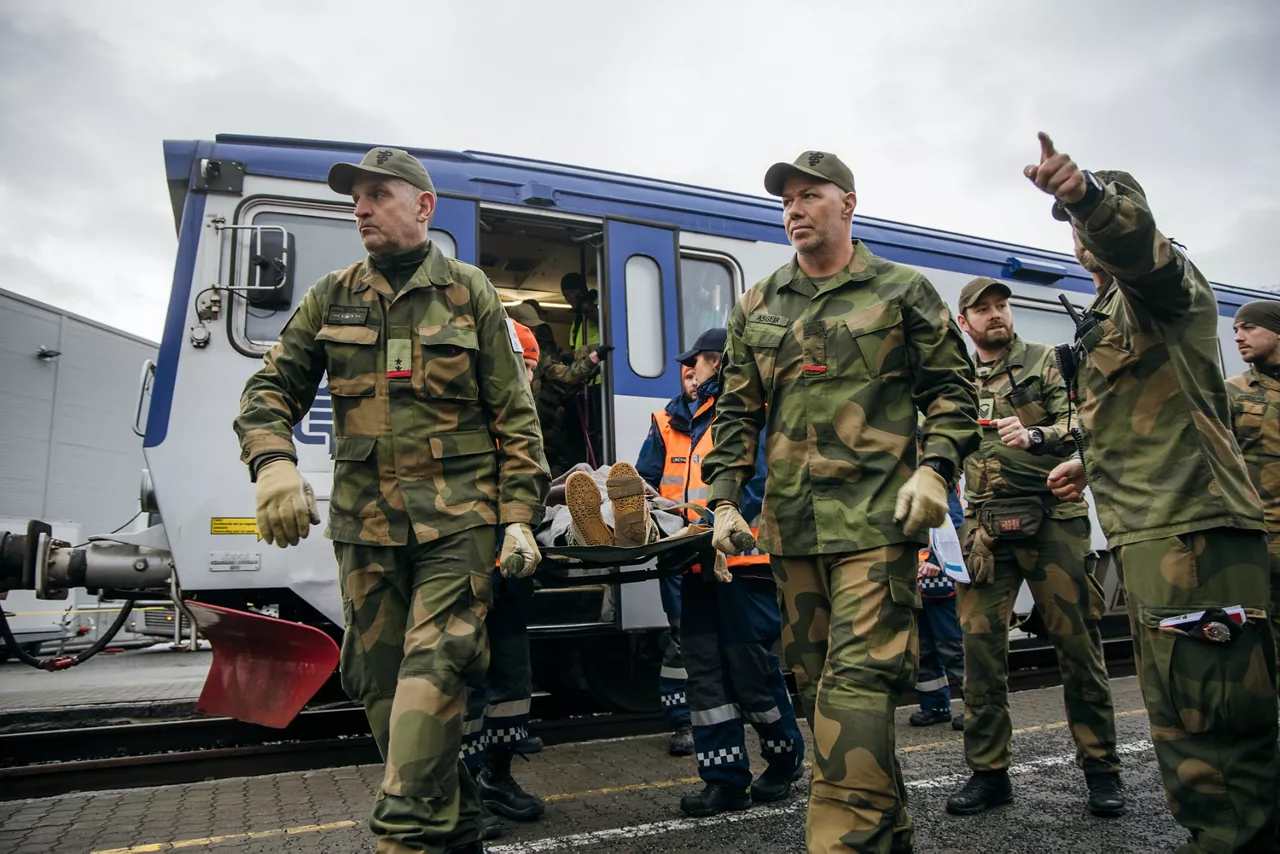 Cold Response 2026: Patients are evacuated on a train to Narvik for further treatment and onward transport during the Arctic Health Preparedness Exercise.