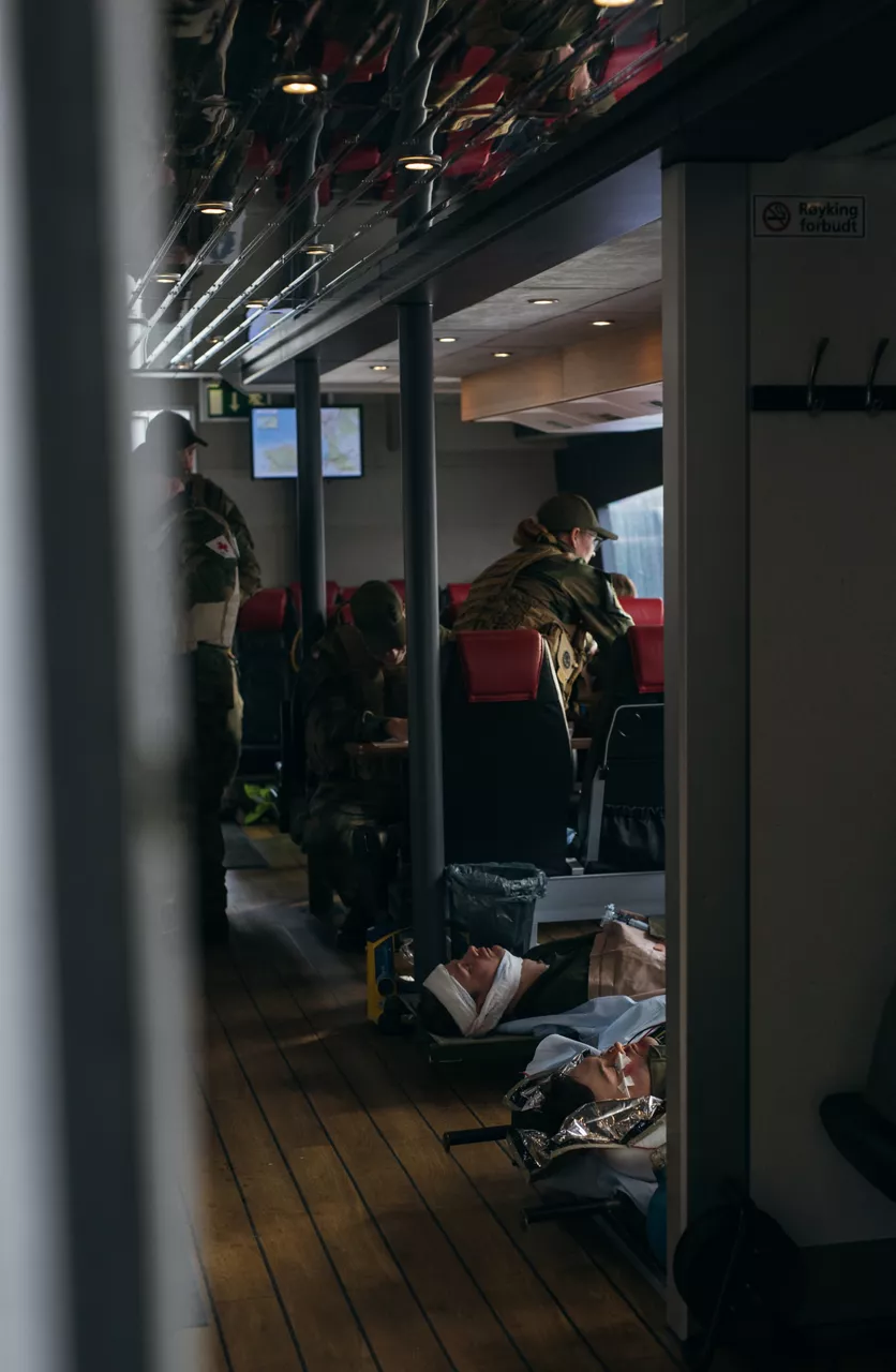 Cold Response 2026: Patients are brought on board a ferry in Narvik for further transport to Bodø during the Arctic Health Preparedness Exercise.