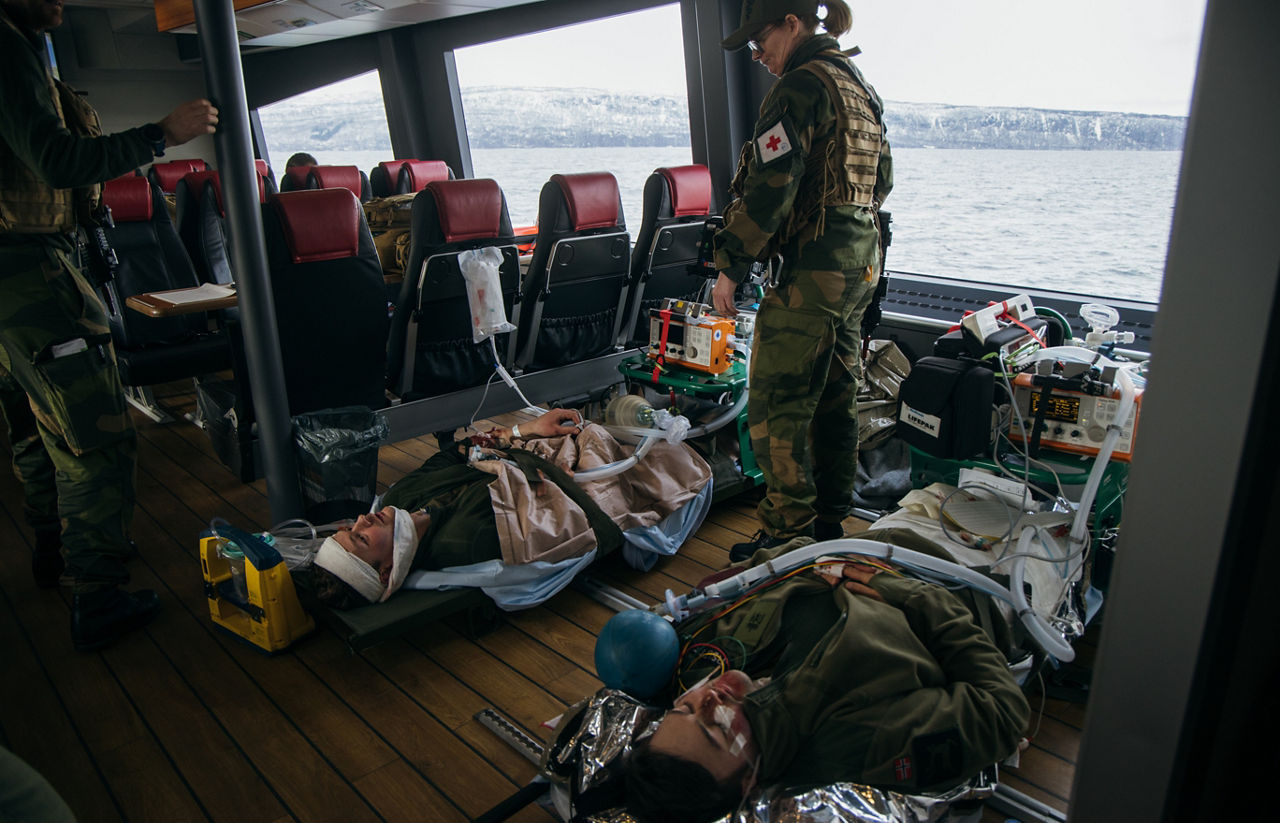 Cold Response 2026: Patients are brought on board a ferry in Narvik for further transport to Bodø during the Arctic Health Preparedness Exercise.