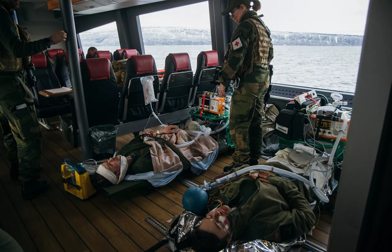 Cold Response 2026: Patients are brought on board a ferry in Narvik for further transport to Bodø during the Arctic Health Preparedness Exercise.