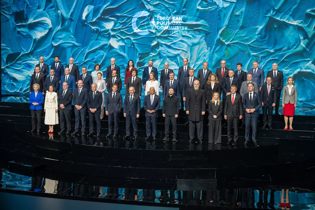 Family photo from the 8th meeting of the European Political Community