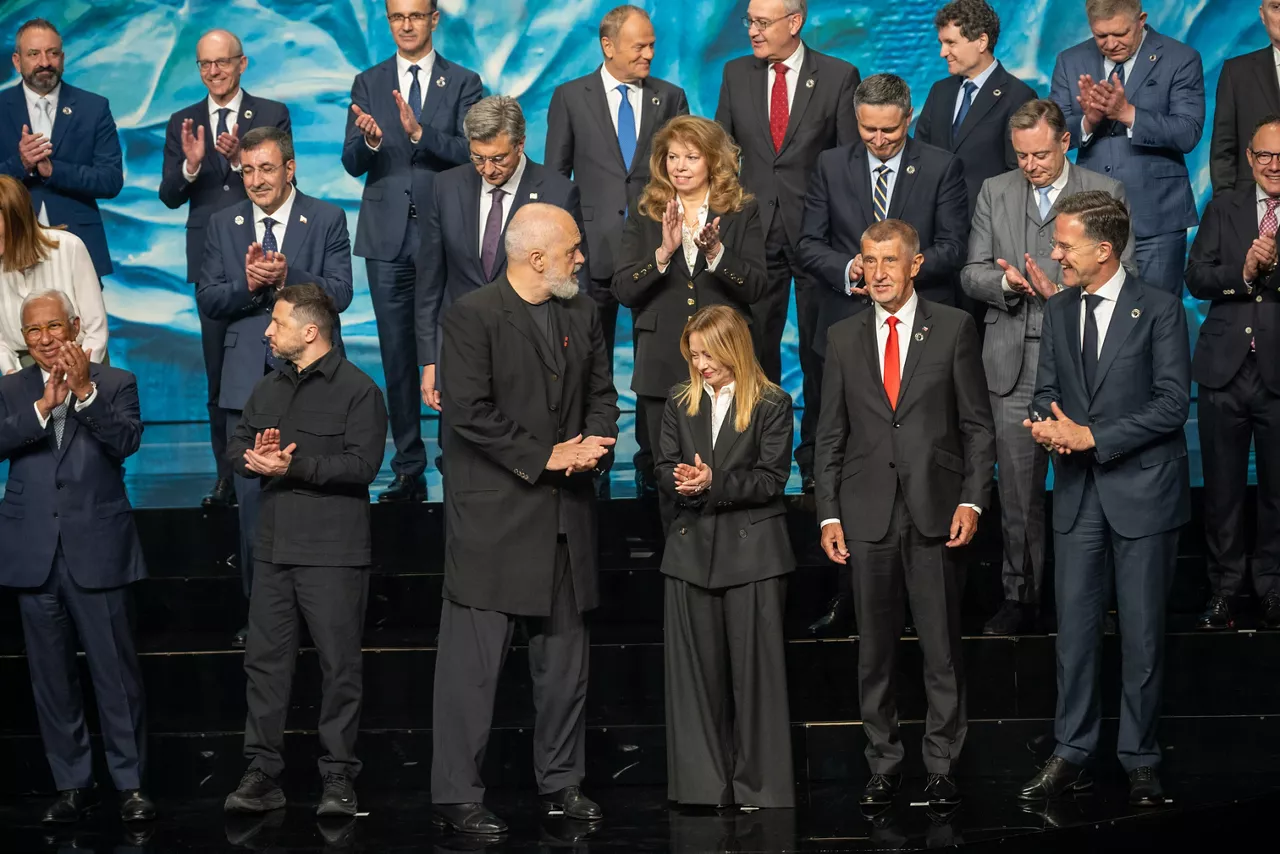 Family photo from the 8th meeting of the European Political Community
