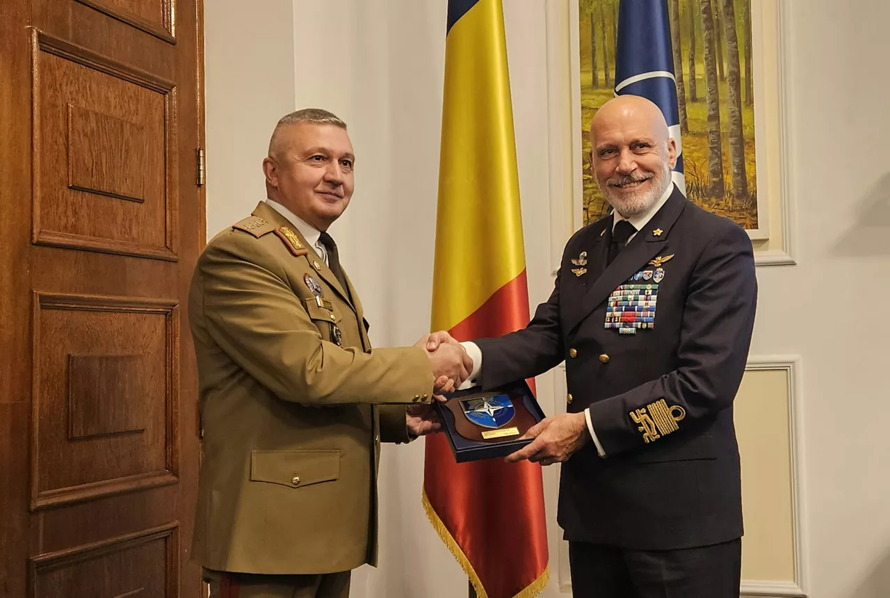 The Chair of the NATO Military Committee, Admiral Giuseppe Cavo Dragone, with the Chief of Defence of Romania, General Gheorghiță Vlad.