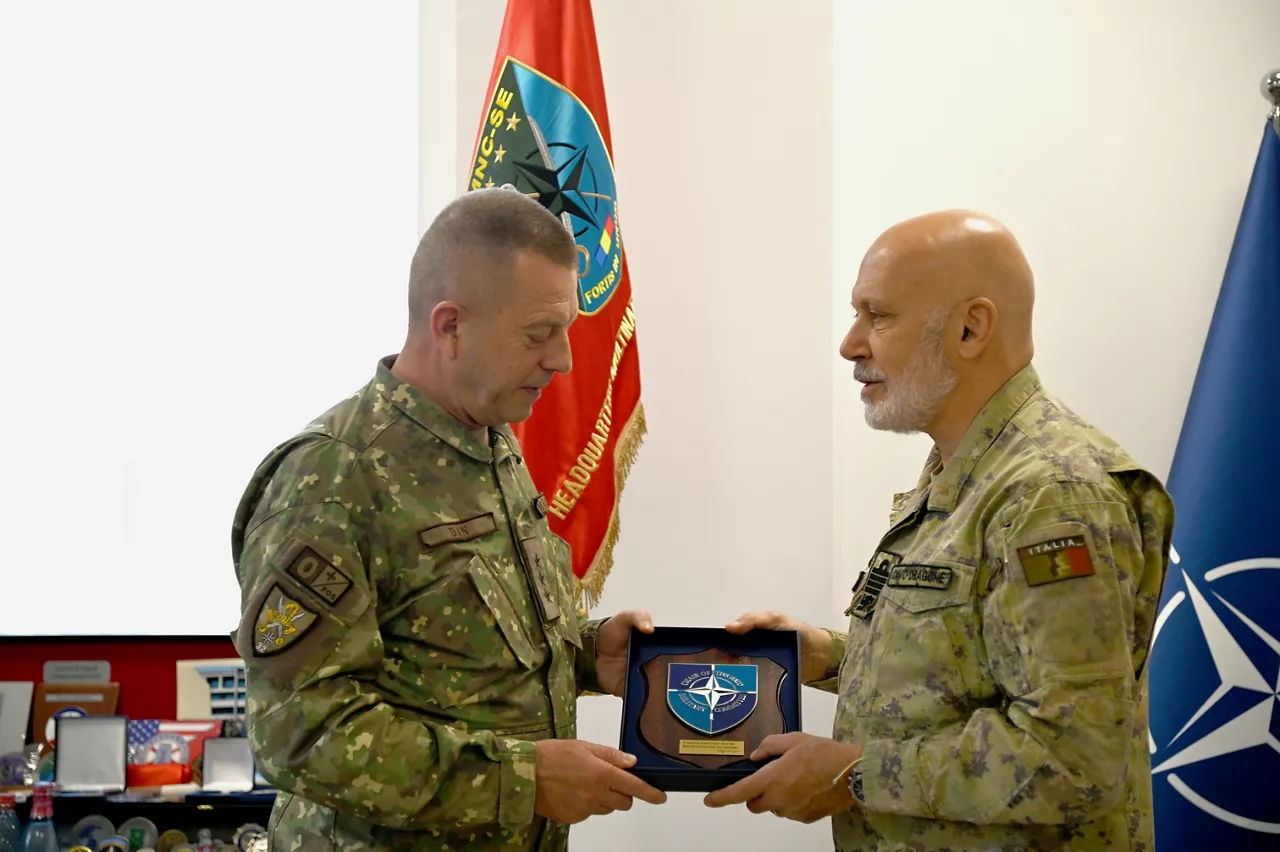 The Chair of the NATO Military Committee, Admiral Giuseppe Cavo Dragone, with MNC-SE Commandant, Lieutenant General Cristian-Daniel Dan.