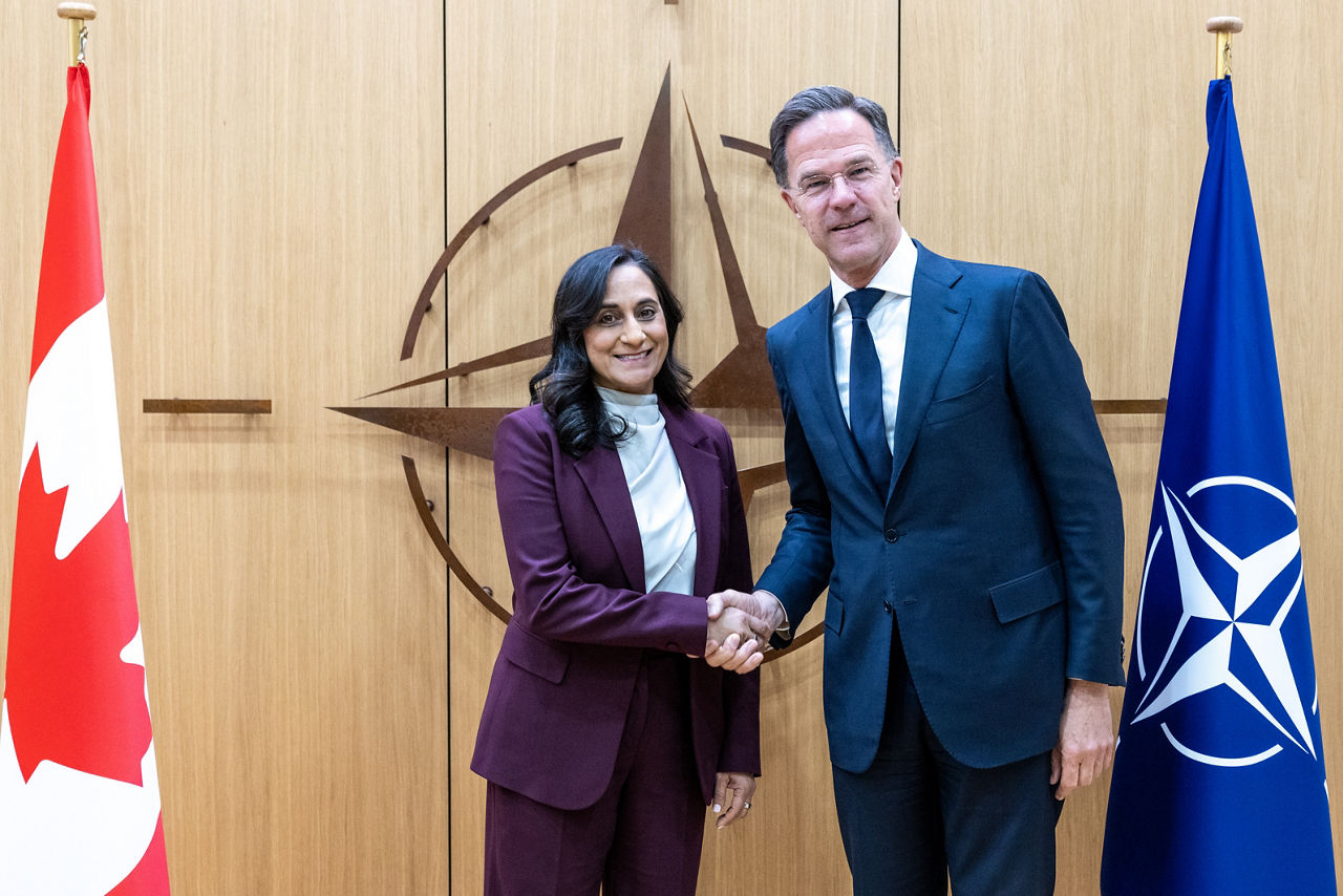 NATO Secretary General meets the Minister of Foreign Affairs of Canada
