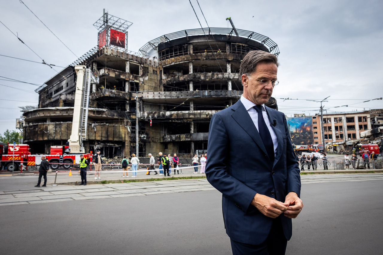 NATO Secretary General Mark Rutte and the Chair of the NATO Military Committee, Adm Cavo Dragone visited one of the sites of Russia’s recent attacks – a civilian shopping centre and subway station in Lukianivka – where they were briefed on the destruction by the Head of the State Emergency Service, Mr Andrii Danyk. 