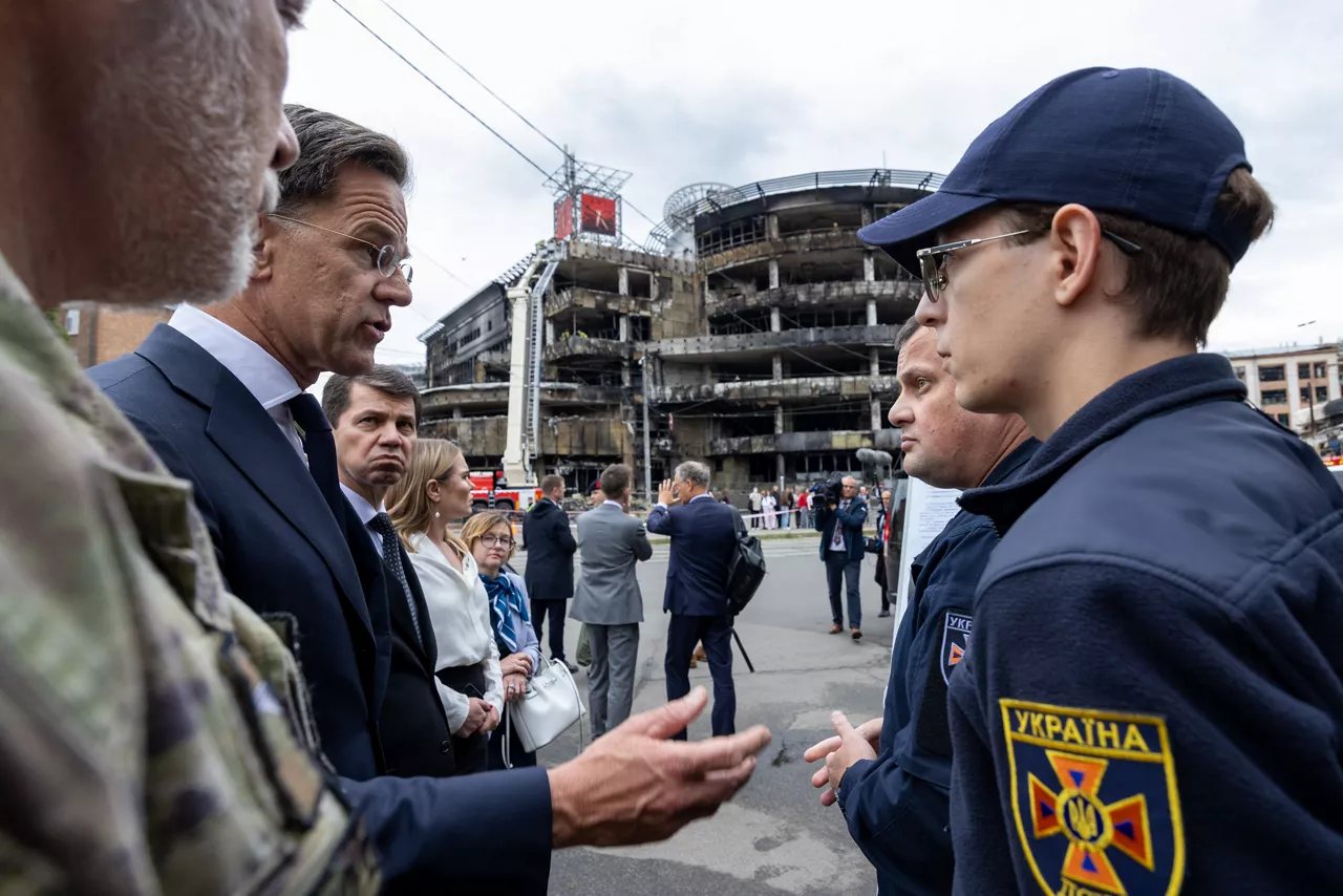 NATO Secretary General Mark Rutte and the Chair of the NATO Military Committee, Adm Cavo Dragone visited one of the sites of Russia’s recent attacks – a civilian shopping centre and subway station in Lukianivka – where they were briefed on the destruction by the Head of the State Emergency Service, Mr Andrii Danyk. 