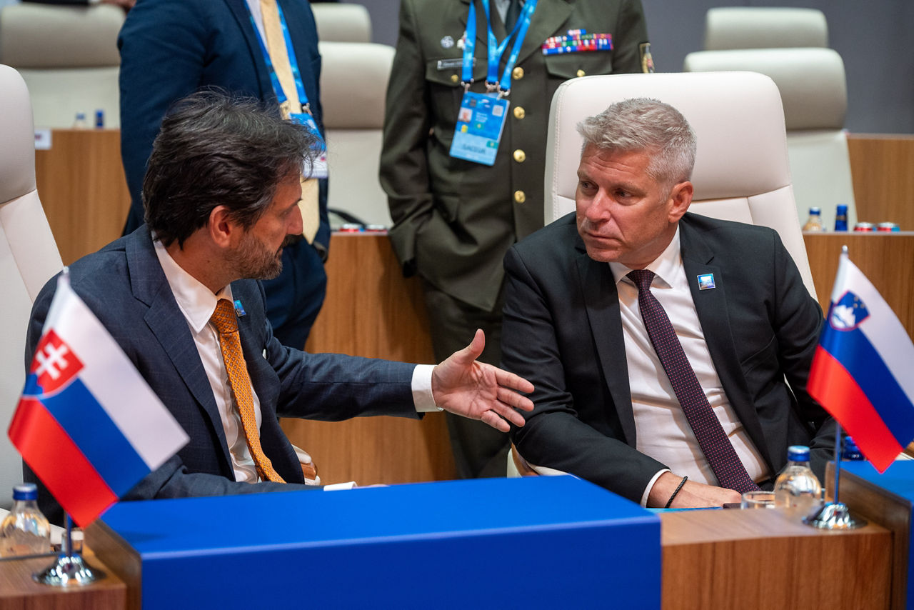 Minister of Defence of the Slovak Republic Robert Kaliňák and Minister of Defence of Slovenia Valentin Hajdinjak 