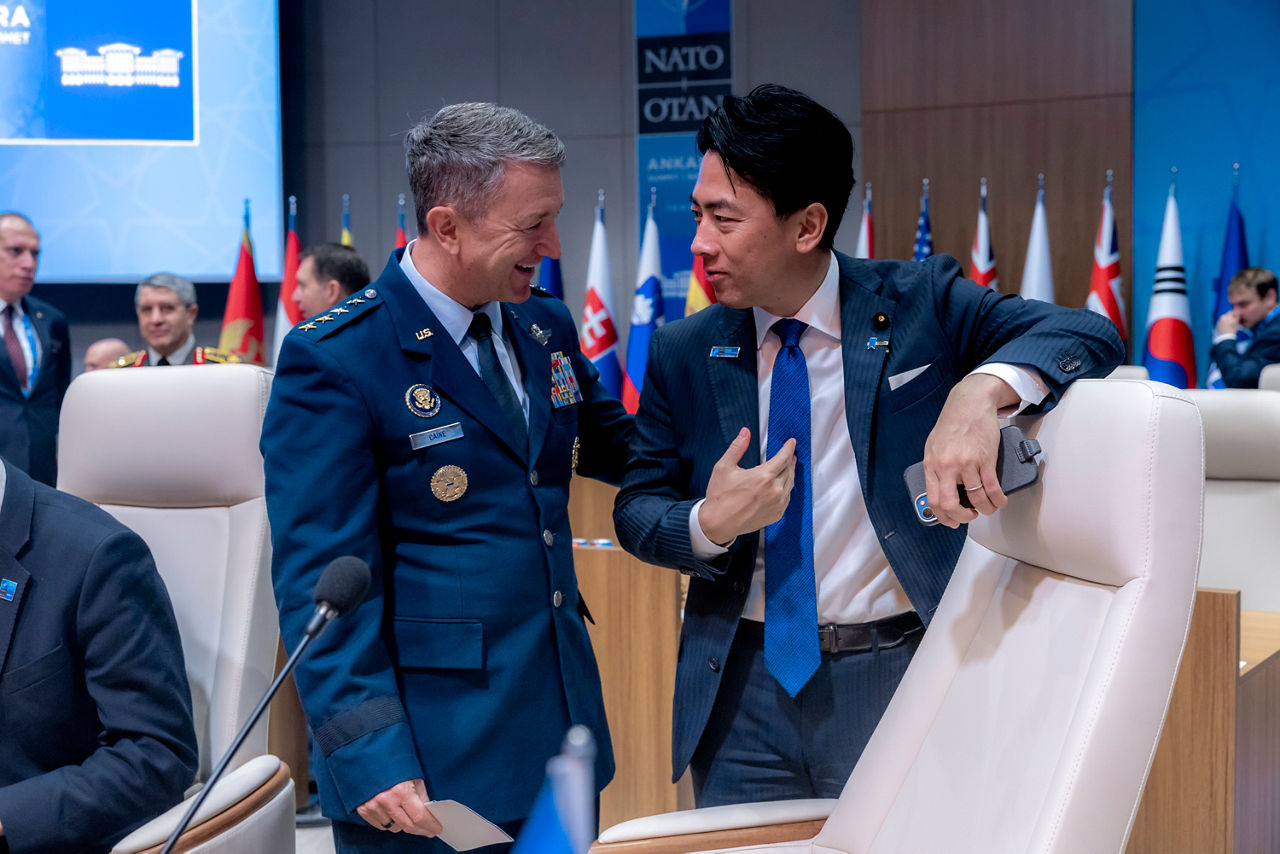 Chief of Defence of the United States Dan Caine and Minister of Defence of Japan Shinjirō Koizumi