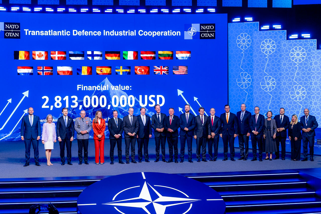 Group photo for the Transatlantic Defence Industrial Cooperation in Action announcement