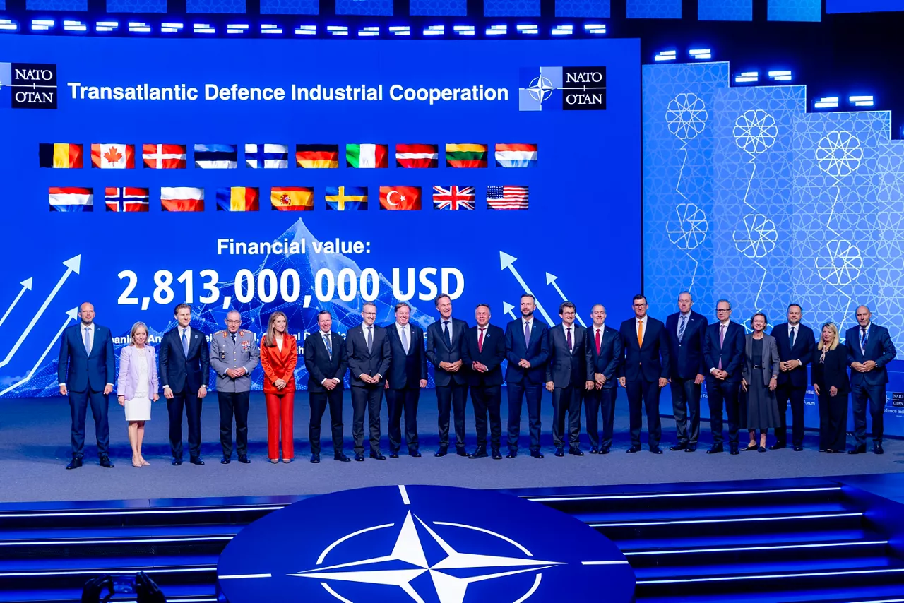Group photo for the Transatlantic Defence Industrial Cooperation in Action announcement