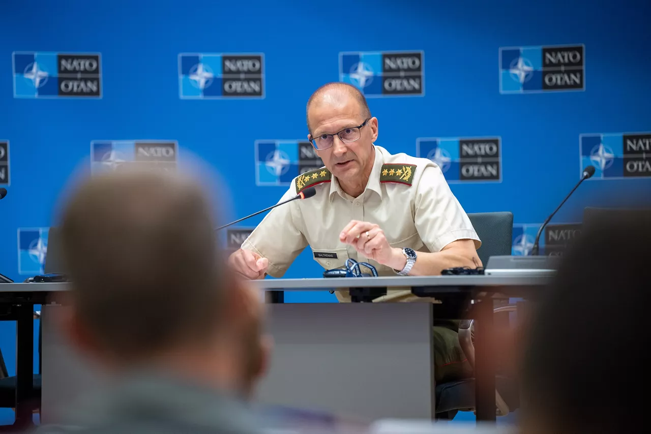 The Director General of the International Military Staff (DGIMS), Lieutenant General Remigijus Baltrėnas, briefs NATO Defence College participants, NATO HQ,  Brussels, 28 September 2026.