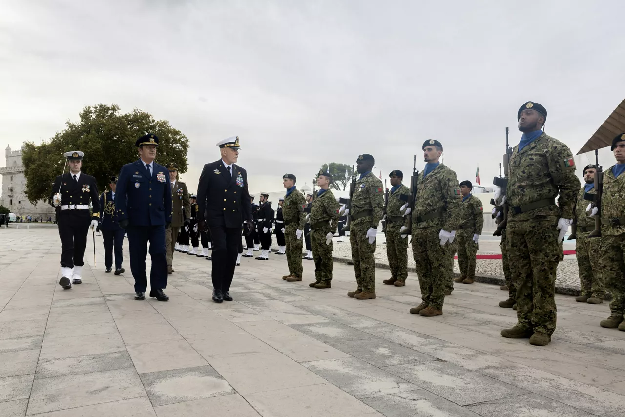 The Chair of the NATO Military Committee, Adm. Giuseppe Cavo Dragone (right) and the Chief of Defence of Portugal, Gen. João Cartaxo Alves (left), at the Act of Remembrance in Forte do Bom Sucesso.