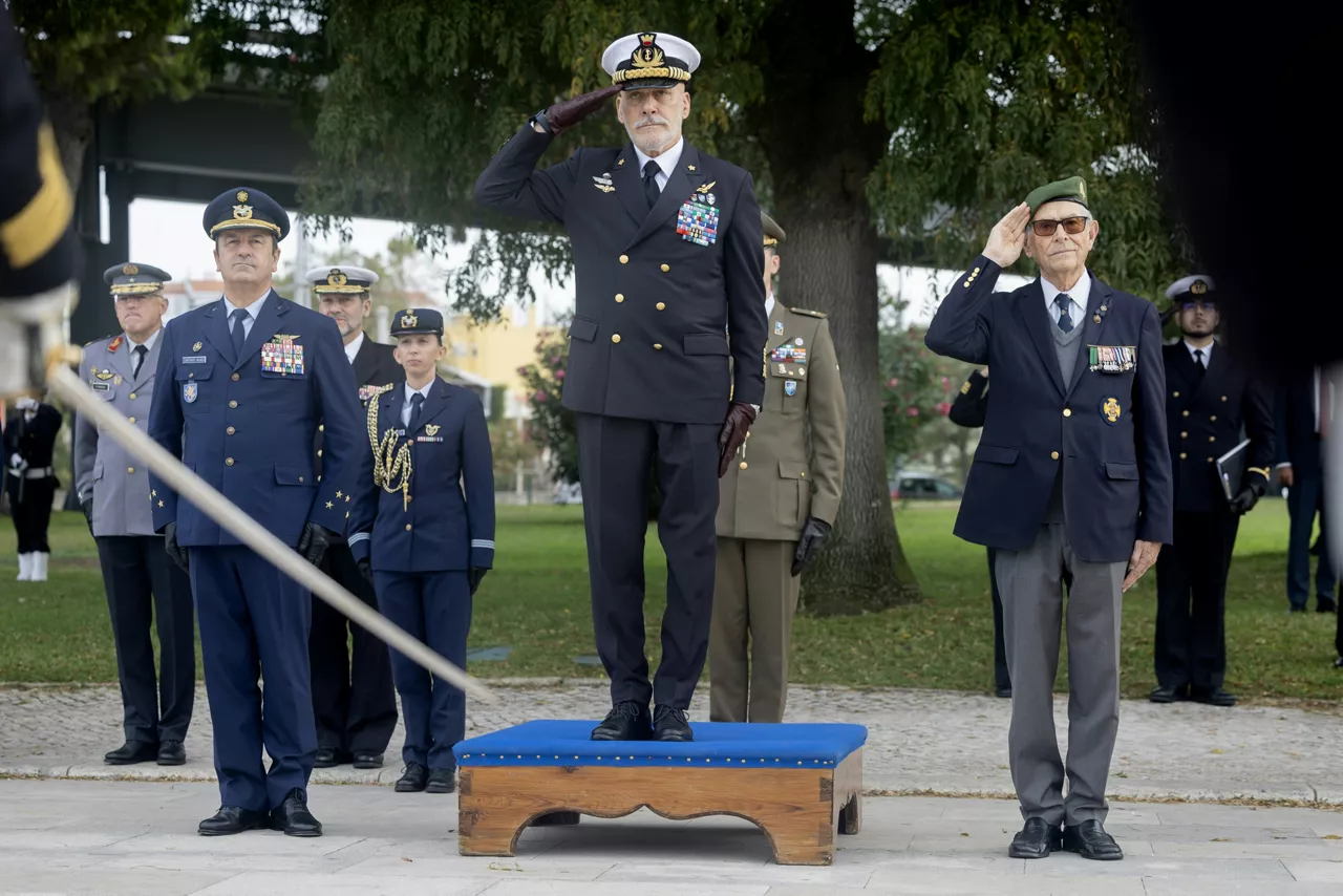 The Chair of the NATO Military Committee, Adm. Giuseppe Cavo Dragone (centre), the Chief of Defence of Portugal, Gen. João Cartaxo Alves (right) and a veteran (left), at the Act of Remembrance in Forte do Bom Sucesso.