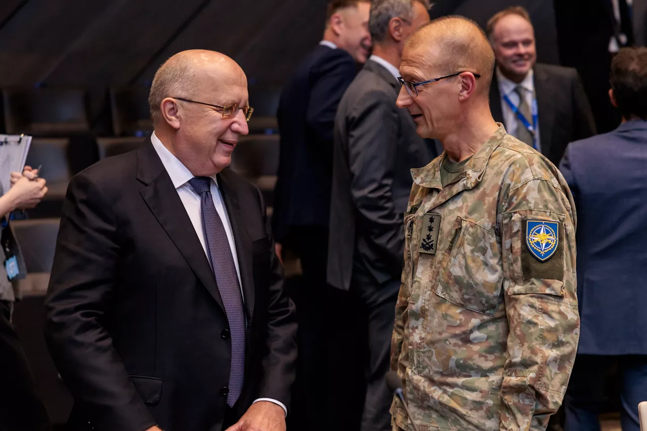Director General of the International Military Staff (DGIMS) Lieutenant General Remigijus Baltrėnas with the EU Commissioner for Defence and Space, Andrius Kubilius