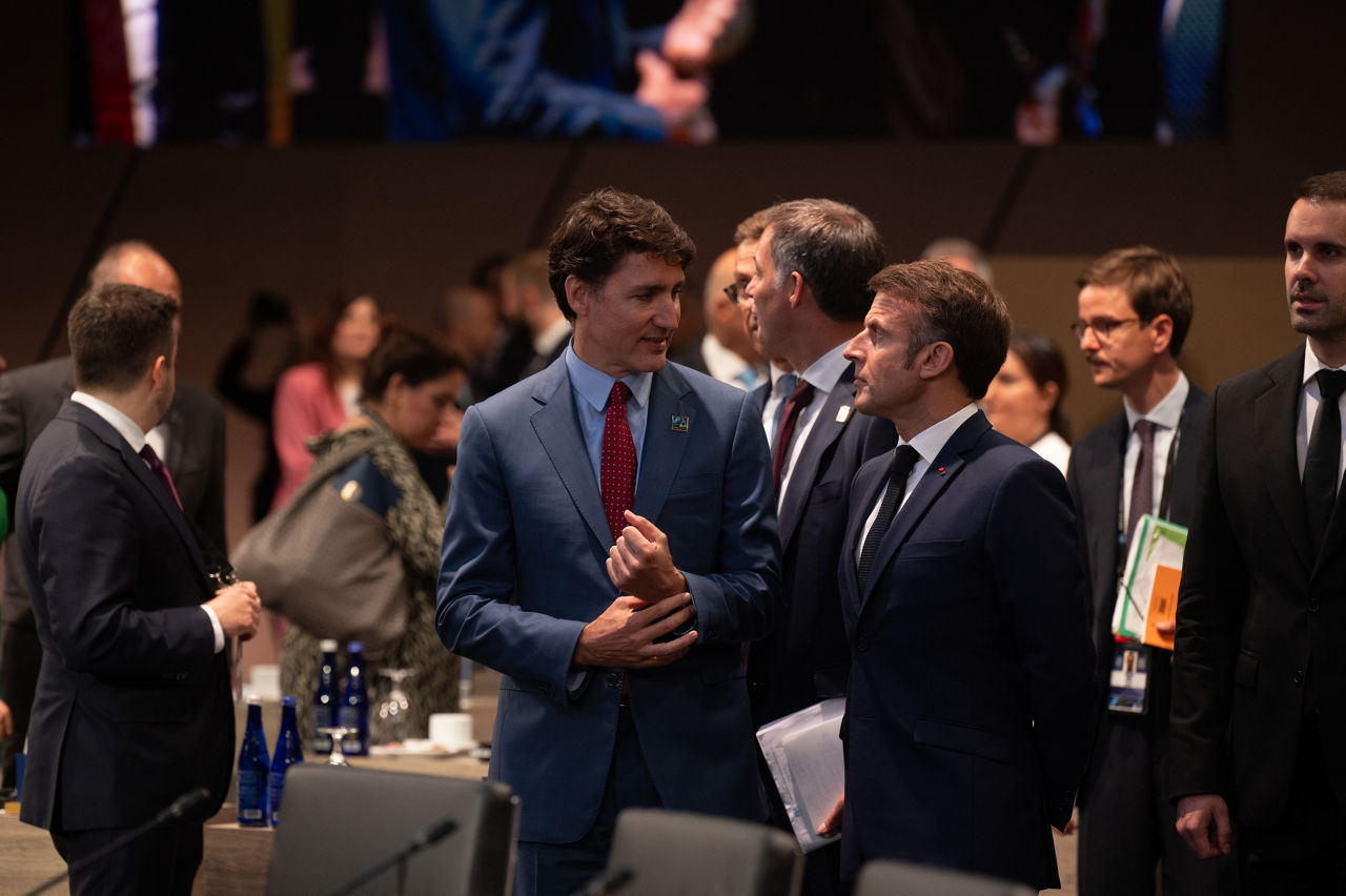 Left to right: Justin Trudeau (Prime Minister of Canada) talking with President Emmanuel Macron (France)