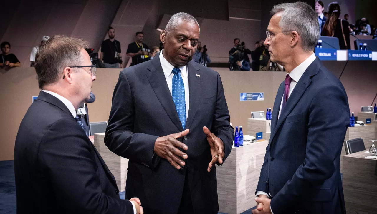 Left to right: Bjørn Arild Gram (Minister of Defence, Norway) with Lloyd J. Austin III (US Secretary of Defense) and NATO Secretary General Jens Stoltenberg