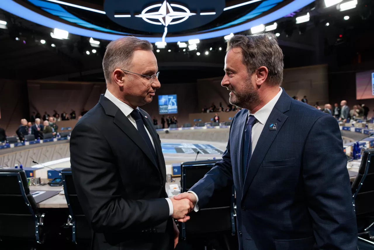 Left to right: President Andrzej Duda (Poland) shaking hands with Xavier Bettel (Minister of Foreign Affairs, Luxembourg)