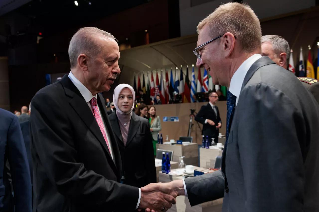 Left to right: President Recep Tayyip Erdoğan (Türkiye) shaking hands with President Edgars Rinkēvičs (Latvia)