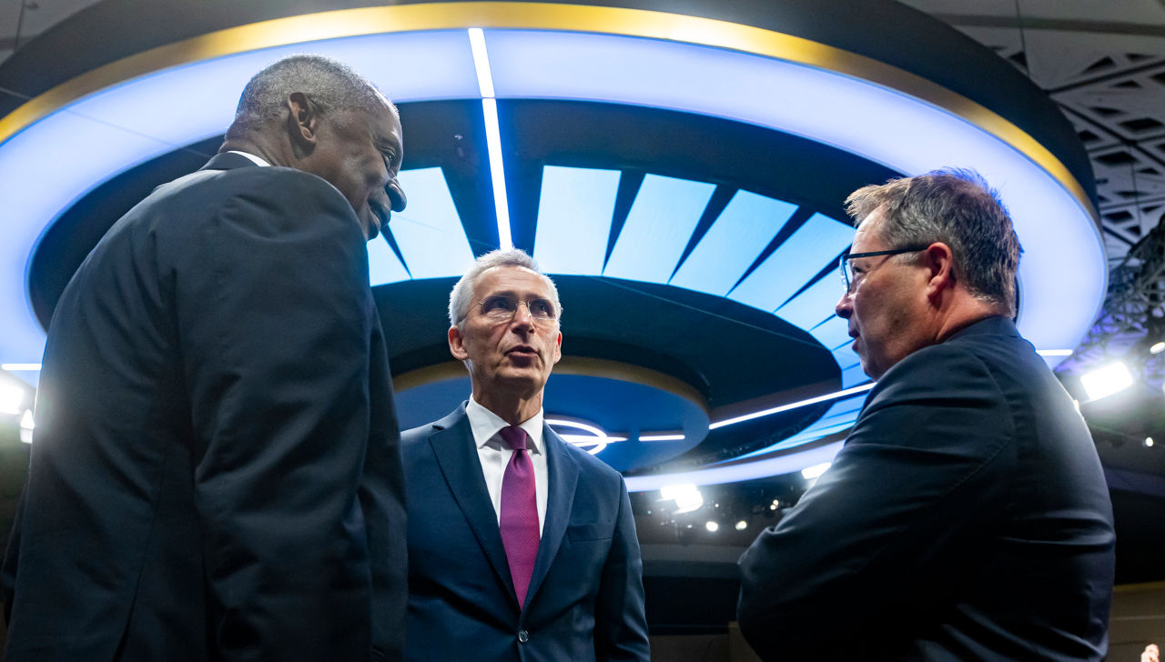 Left to right: Lloyd J. Austin III (US Secretary of Defense) with NATO Secretary General Jens Stoltenberg and Bjørn Arild Gram (Minister of Defence, Norway)