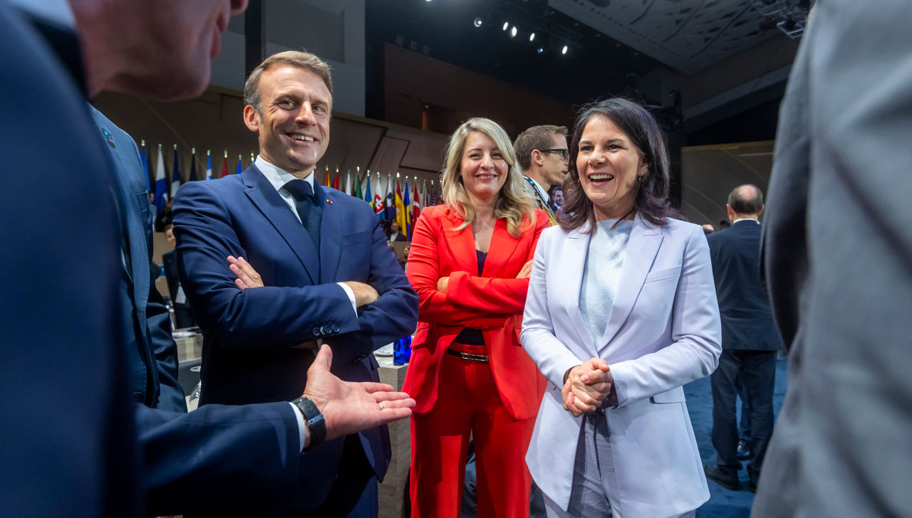 Left to right: President Emmanuel Macron (France) with Mélanie Joly (Minister of Foreign Affairs, Canada) and Annalena Baerbock (Minister of Foreign Affairs, Germany)