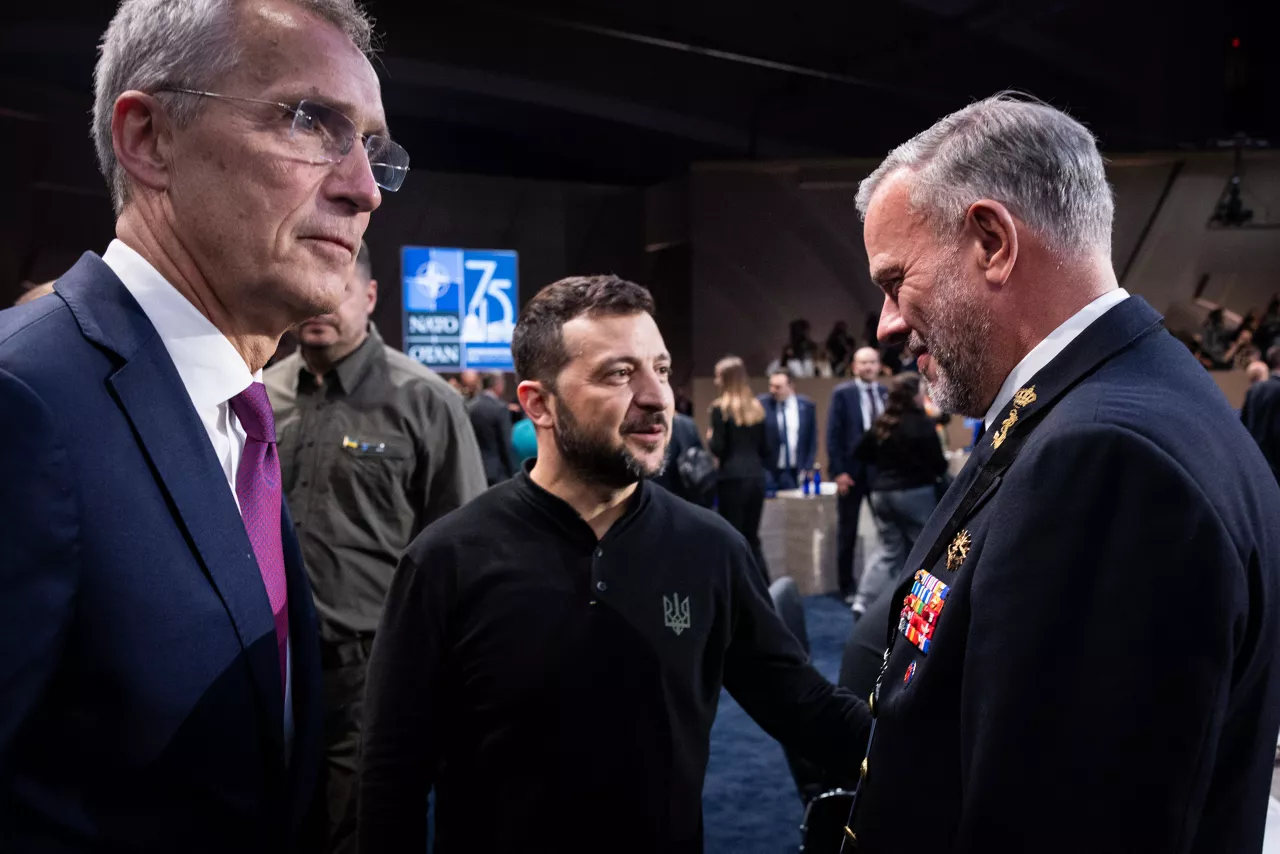 Left to right: NATO Secretary General Jens Stoltenberg with President Volodymyr Zelenskyy (Ukraine) and Admiral Rob Bauer (Chair NATO Military Committee)