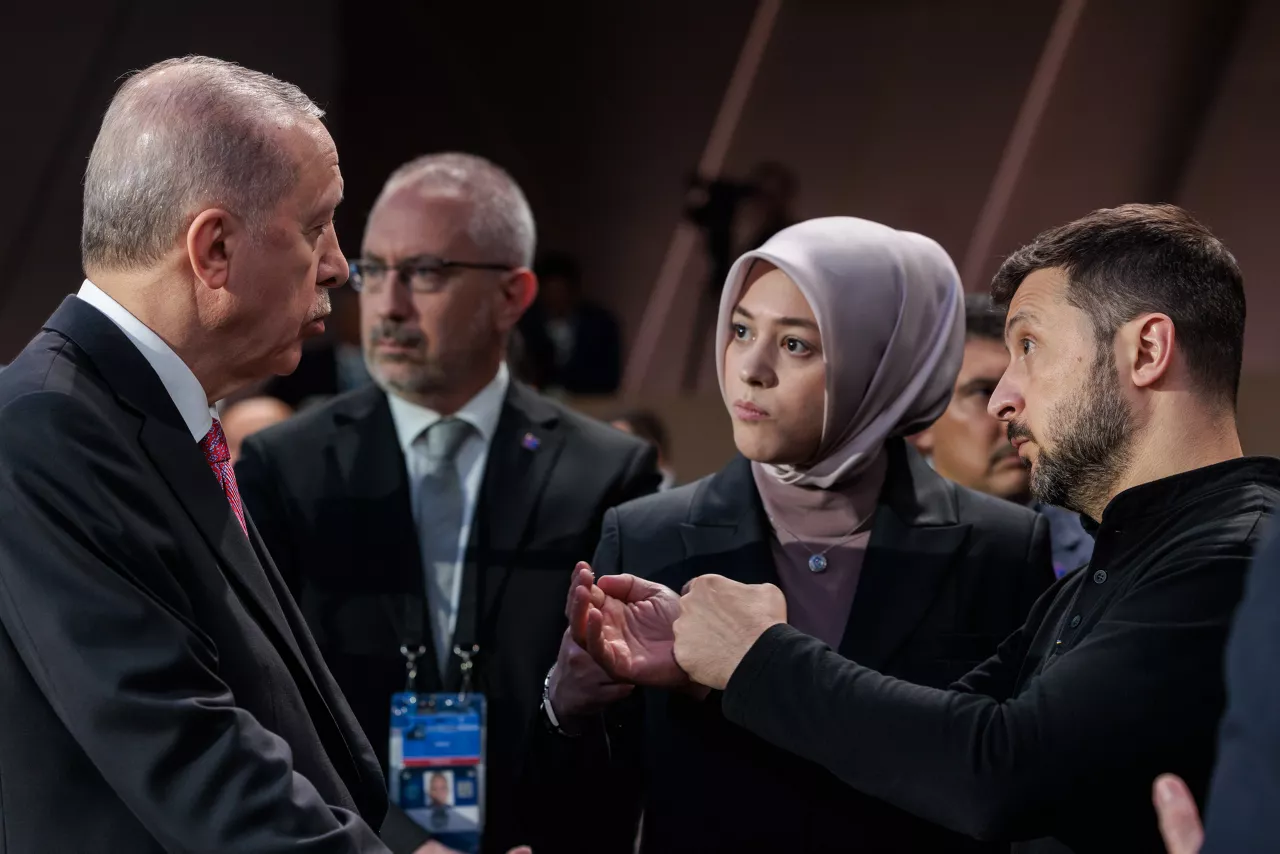 Left to right: President Recep Tayyip Erdoğan (Türkiye) talking with President Volodymyr Zelenskyy (Ukraine)