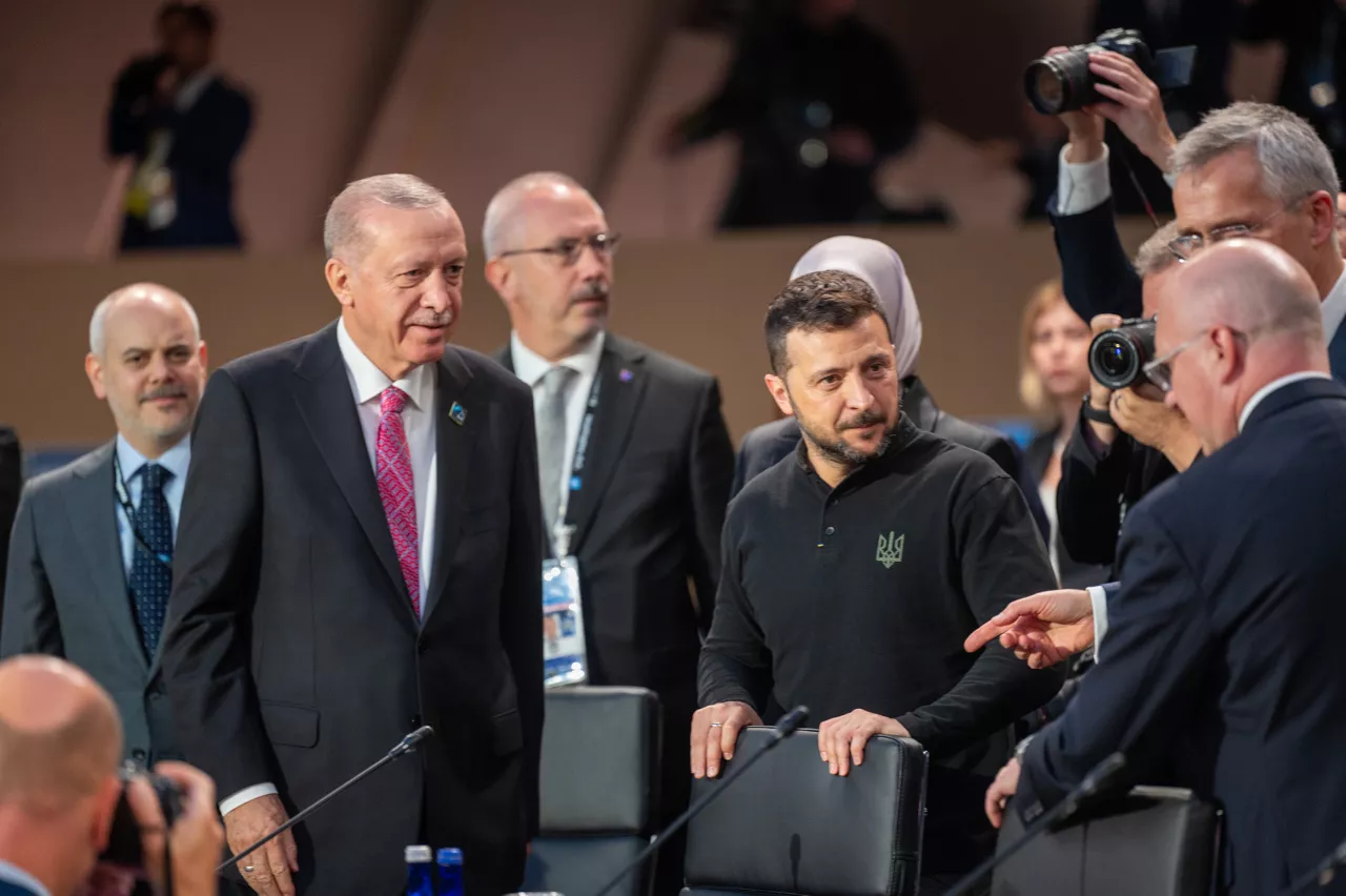 Left to right: President Recep Tayyip Erdoğan (Türkiye) talking with President Volodymyr Zelenskyy (Ukraine)