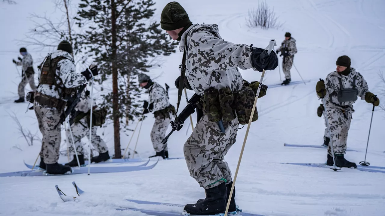 In Lapland, northern Finland, where temperatures regularly drop below -20 degrees Celsius, Finnish instructors from the Finnish Defence Forces’ Jaeger Brigade run different courses for military personnel from various NATO countries.