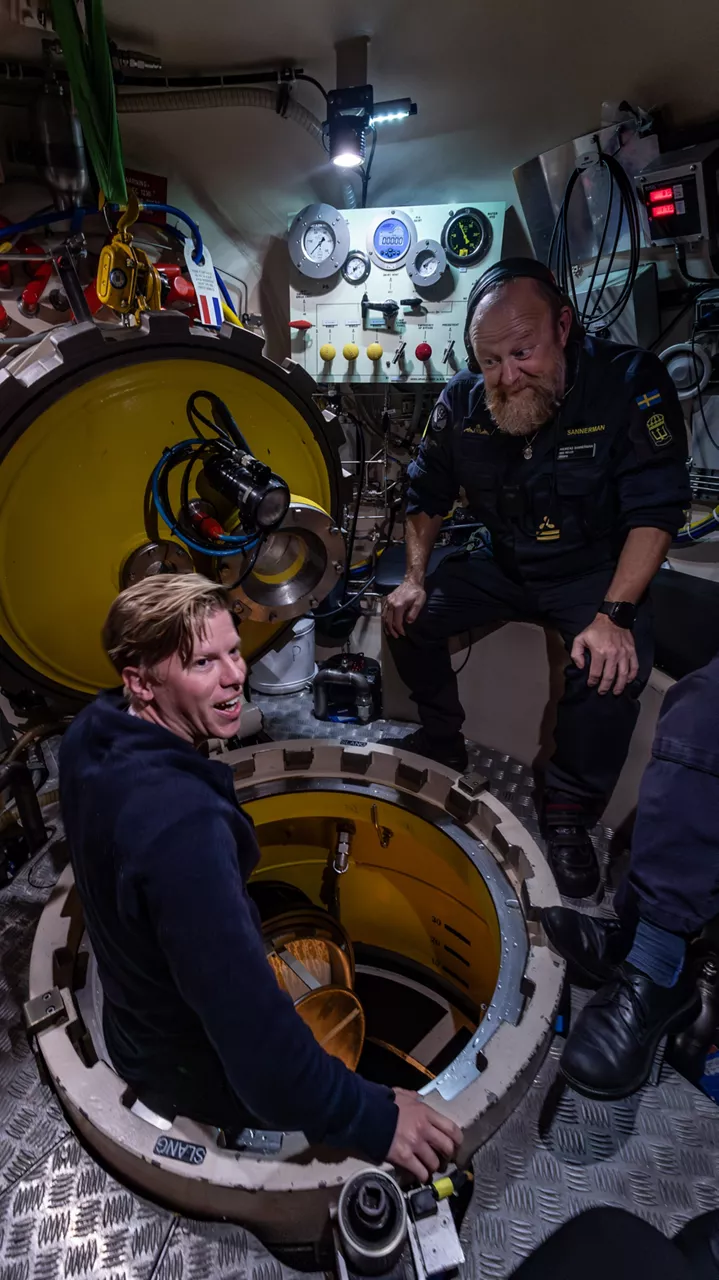 A submariner from the Swedish submarine HSwMS Uppland climbs through the hatch that connects the submarine with the URF submarine rescue vehicle during Dynamic Monarch 24.



At Dynamic Monarch 24, the world’s most challenging submarine rescue exercise, Allies are testing various complex submarine rescue systems. The exercise is designed to practise interoperability among naval forces and streamline rescue operations in the most challenging of environments where reaction time and specialist equipment are key to saving lives. Dynamic Monarch 24 is taking place off the coast of Norway.