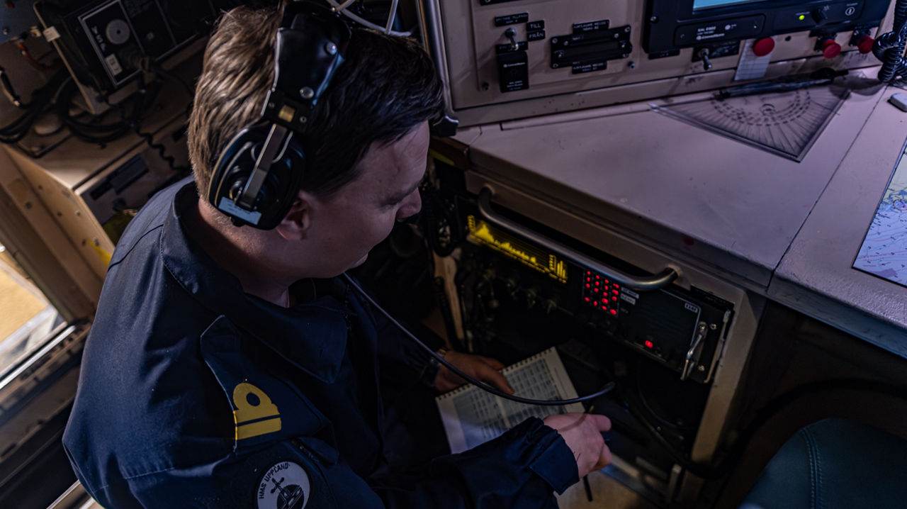 A crew member from the Swedish submarine HSwMS Uppland establishes contact with a submarine rescue ship above while taking part in exercise Dynamic Monarch 24.

At Dynamic Monarch 24, the world’s most challenging submarine rescue exercise, Allies are testing various complex submarine rescue systems. The exercise is designed to practise interoperability among naval forces and streamline rescue operations in the most challenging of environments where reaction time and specialist equipment are key to saving lives. Dynamic Monarch 24 is taking place off the coast of Norway.