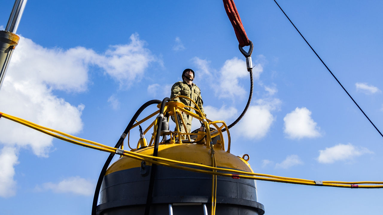 Turkish Navy crew member on board the TCG Alemdar prepares to lower the ship's rescue chamber into the North Sea during Dynamic Monarch 24.

At Dynamic Monarch 24, the world’s most challenging submarine rescue exercise, Allies are testing various complex submarine rescue systems. The exercise is designed to practise interoperability among naval forces and streamline rescue operations in the most challenging of environments where reaction time and specialist equipment are key to saving lives. Dynamic Monarch 24 is taking place off the coast of Norway.

