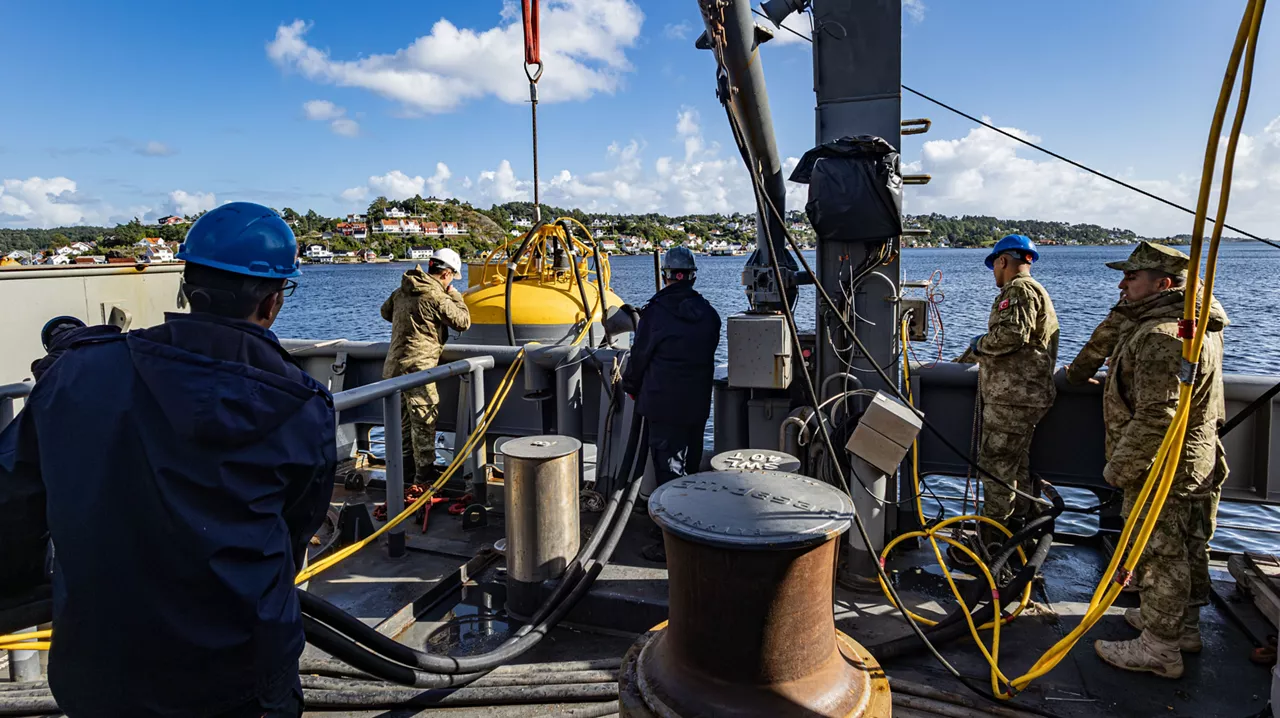 Turkish Navy crew members on board the TCG Alemdar lower the ship's rescue chamber into the North Sea during Dynamic Monarch 24.

At Dynamic Monarch 24, the world’s most challenging submarine rescue exercise, Allies are testing various complex submarine rescue systems. The exercise is designed to practise interoperability among naval forces and streamline rescue operations in the most challenging of environments where reaction time and specialist equipment are key to saving lives. Dynamic Monarch 24 is taking place off the coast of Norway.