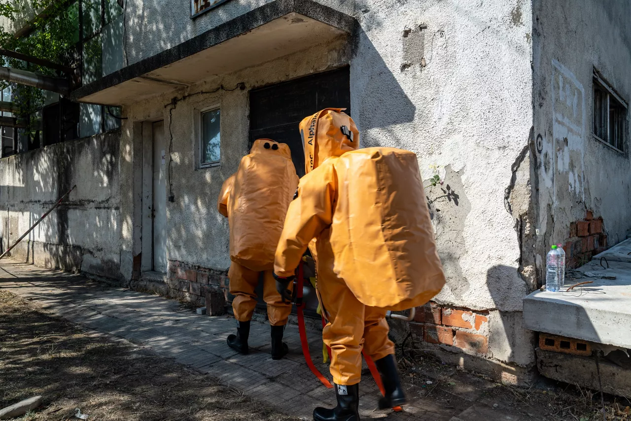 Romanian firefighters search for victims during a simulated chemical, biological, radiological, and nuclear (CBRN) emergency exercise.

In one of the year’s largest and most complex civil emergency exercises, soldiers, scientists, and first responders trained in Bulgaria to strengthen coordination and readiness for large-scale disasters. The exercise, “Bulgaria 2025”, took place from 7 until 12 September 2025.